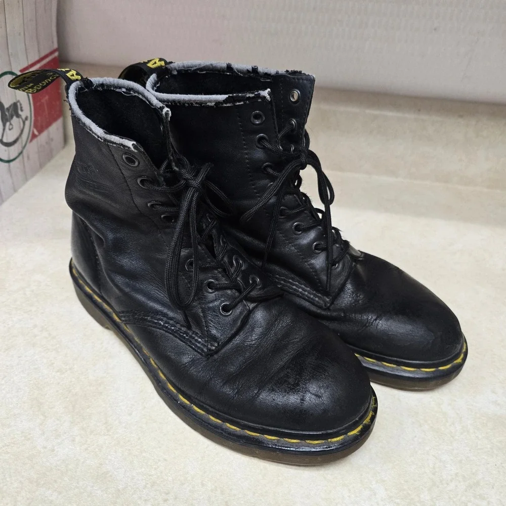 Dr. Martens 1460 Black Leather 8 Eye Lace Up Combat Boots Mens 8‎ Womens 9 EU 41